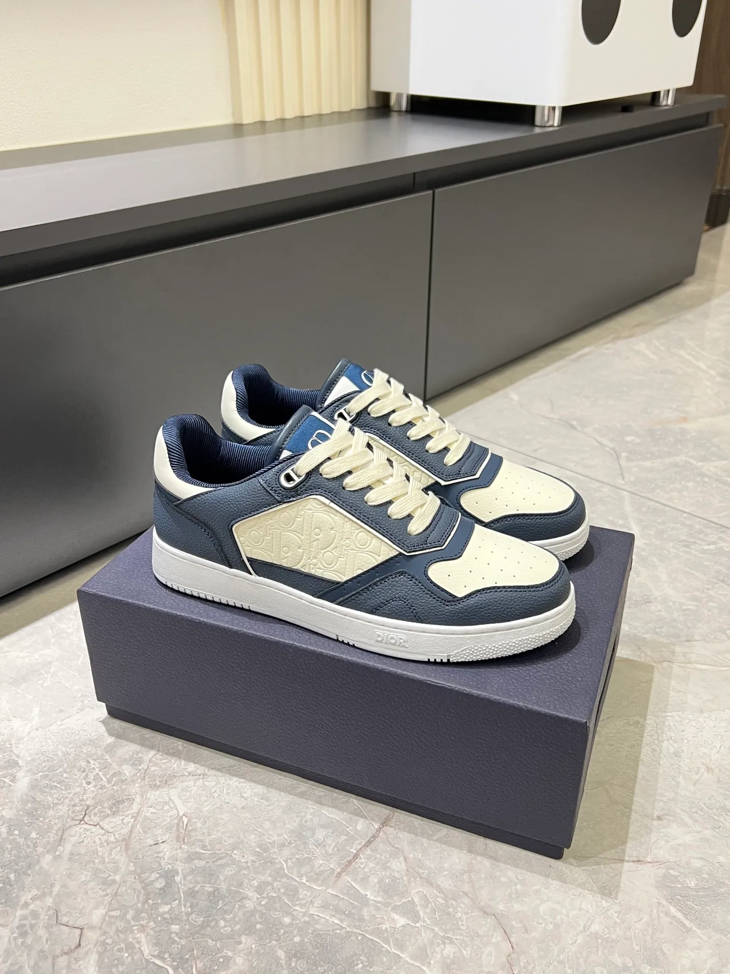 Men's shoes 💰p400 "Dio*" mid-top B27 casual sneakers. This B27 high-top sneaker is a new product in the series and continues Di*r's classic style. Crafted from gray and white smooth calf leather with beige and black Oblique print panels on the sides. The "CD Icon" shaped shoelace eyelets are clever and delicate, and the two-color rubber sole, rear collar and heel are all equipped with the brand's iconic details to enhance the style. Oblique printed straps at the ankle allow for an adjustable fit to complement the overall design. Fashionable and versatile, it can complement any look. Create an exquisite design with unique dynamic vitality and modern atmosphere, presented in low-top and high-top styles. This new must-have shoe adds a new dimension to Dior's archive heritage, embodying modern elegance. Purchase the original version and make it 1:1. If you need top quality, please come to me! Male 38-44!